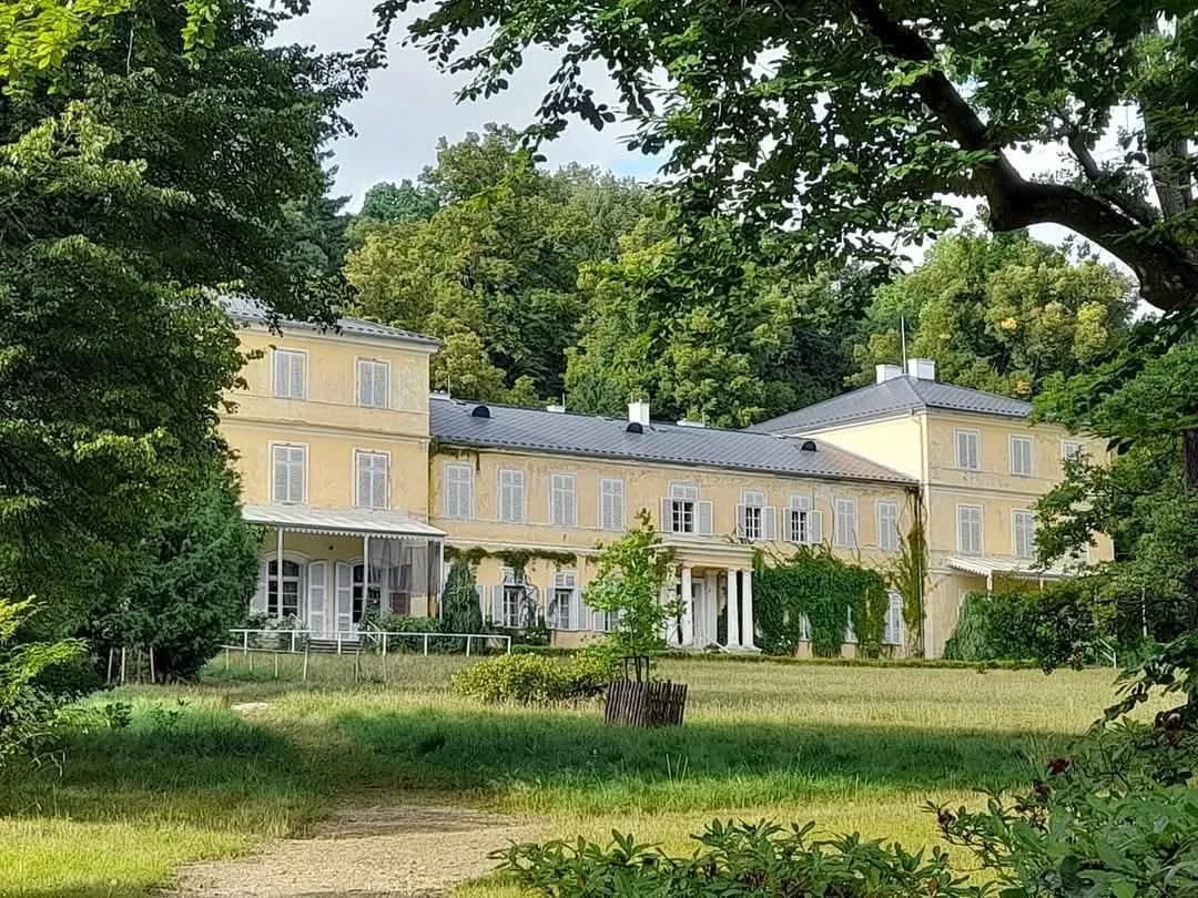 Průčelí zámku z parku