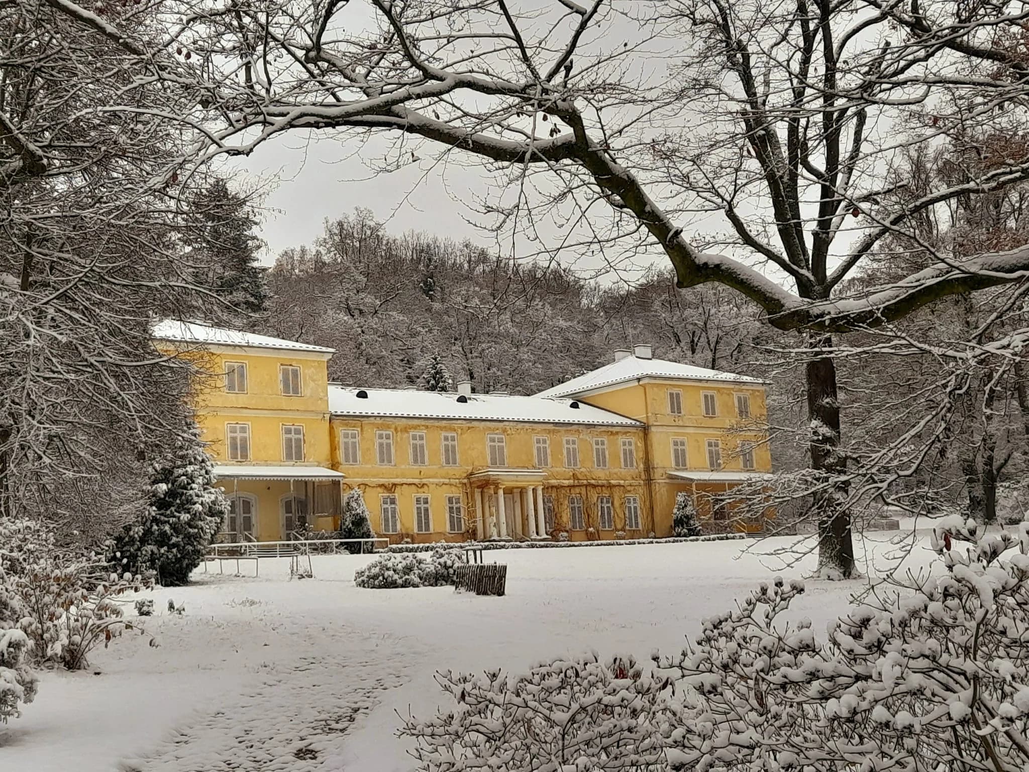 Průčelí zámku v zimě