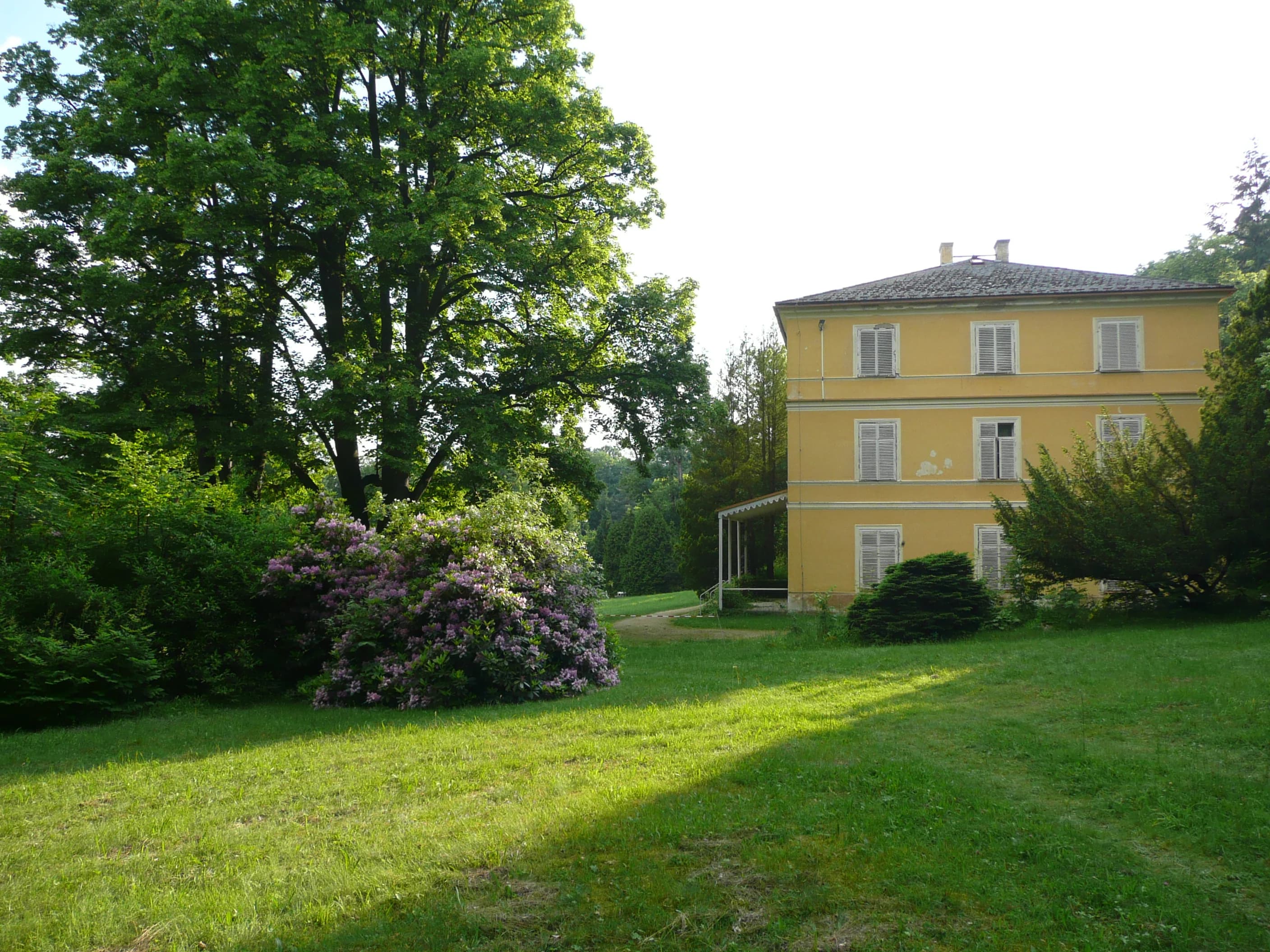 Boční zahrada zámku v létě