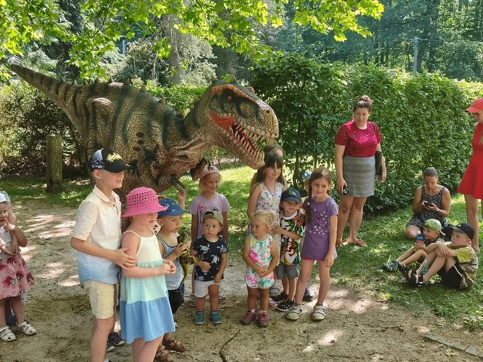 Kinder bei einer Dinosaurier-Show im Schlosspark.