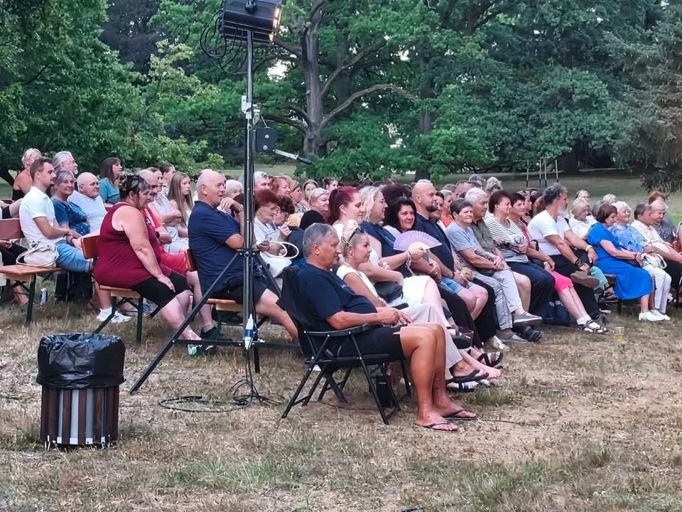 Publikum bei einer Abendaufführung im Schlosspark.
