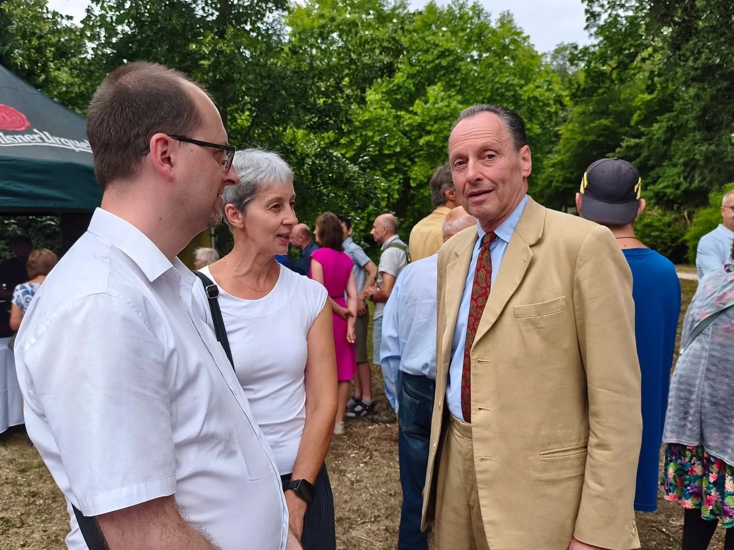 Karel Evžen Czernín unter den Gästen des Gartenfestes.