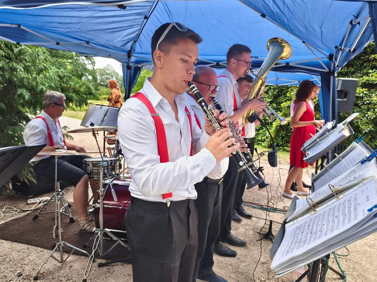 Die Kapelle Pošumavská muzika beim Gartenfest im Park.