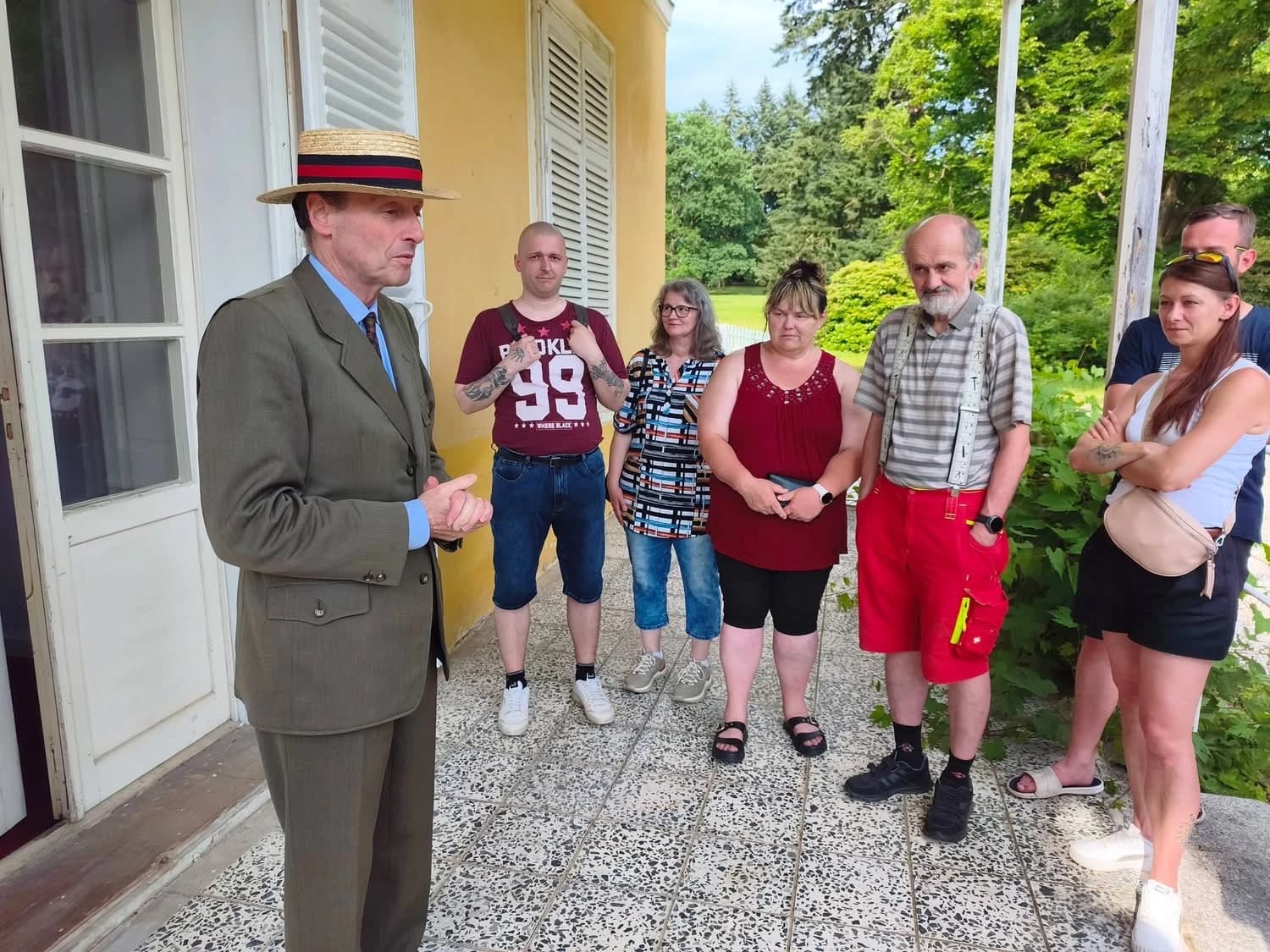 Führung auf der Terrasse von Schloss Lázeň.