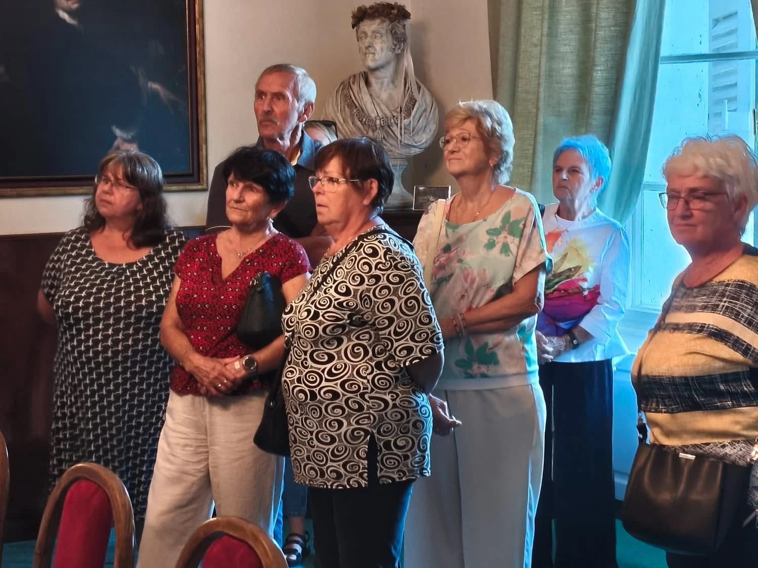 Besucher bei einer Innenführung durch Schloss Lázeň.