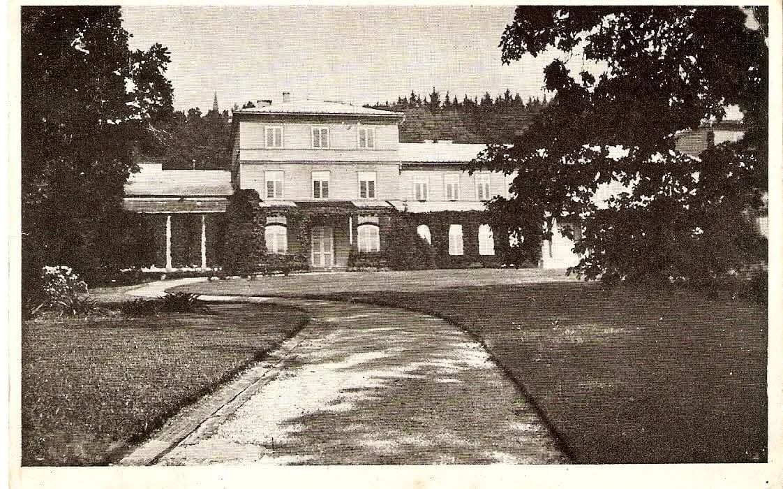 Archivní pohled na cestu před zámkem