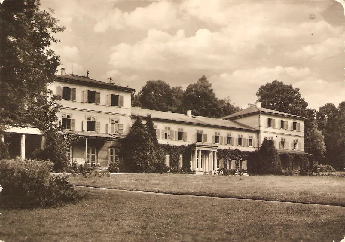 Archivní záběr přední části zámku