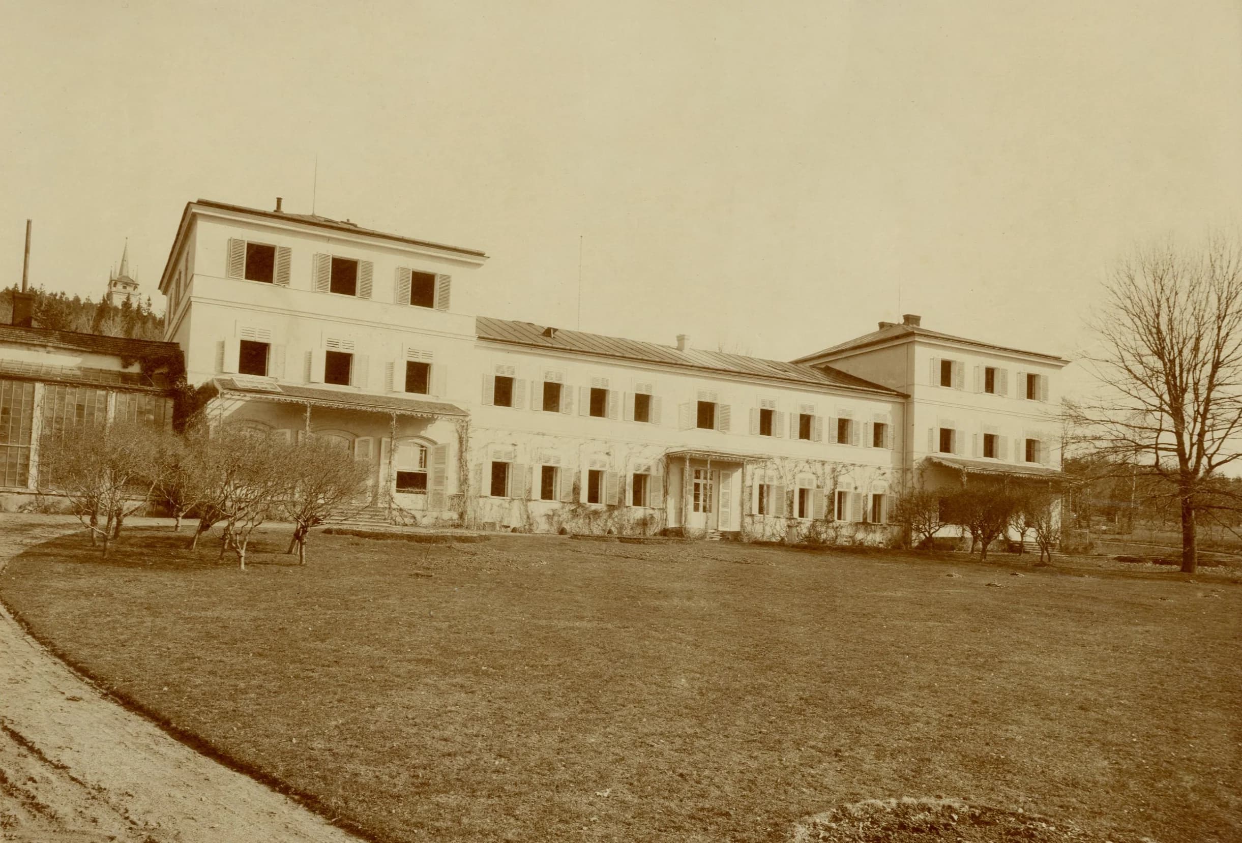 Archivní pohled na hlavní průčelí zámku