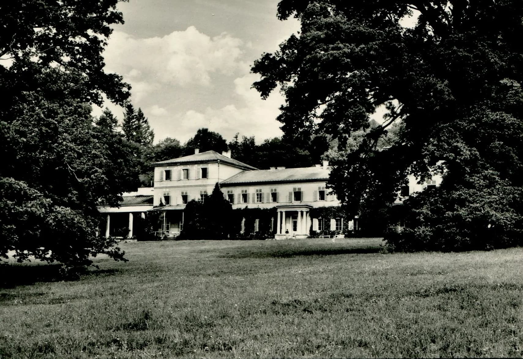 Archivní pohled na zámek a park