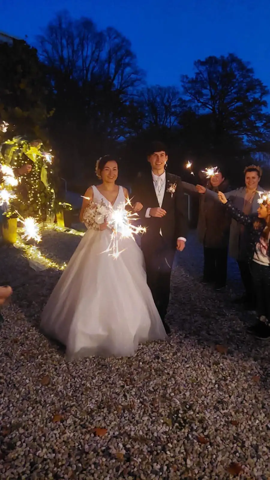 Svatební atmosféra v zámeckém parku